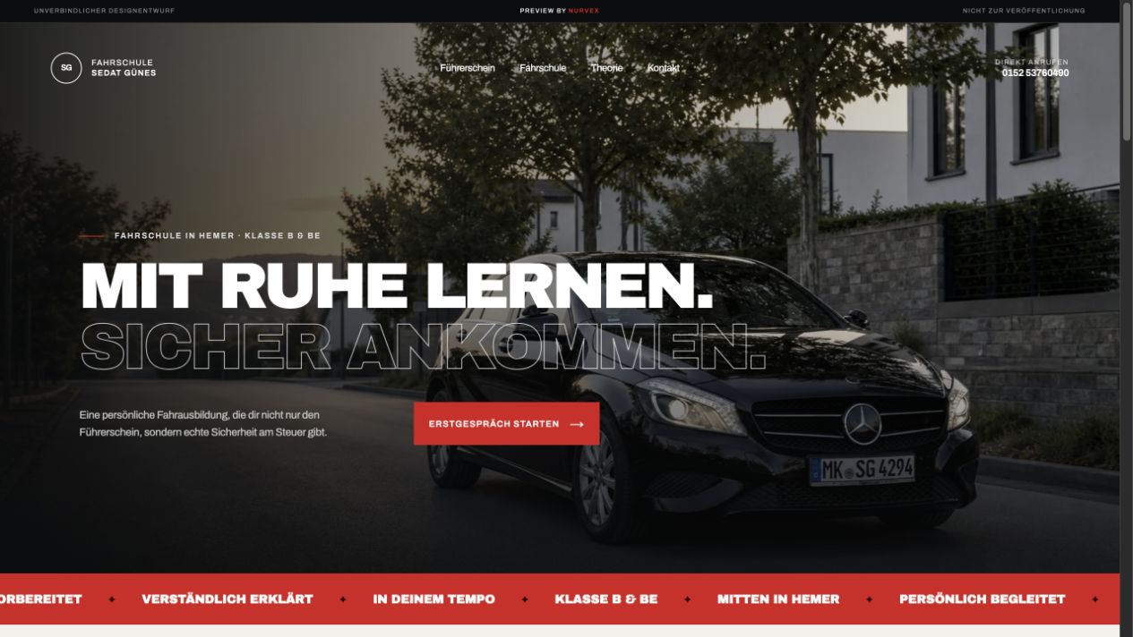 Fahrschulkonzept mit dunkler Fahrzeugfotografie und roten Akzenten